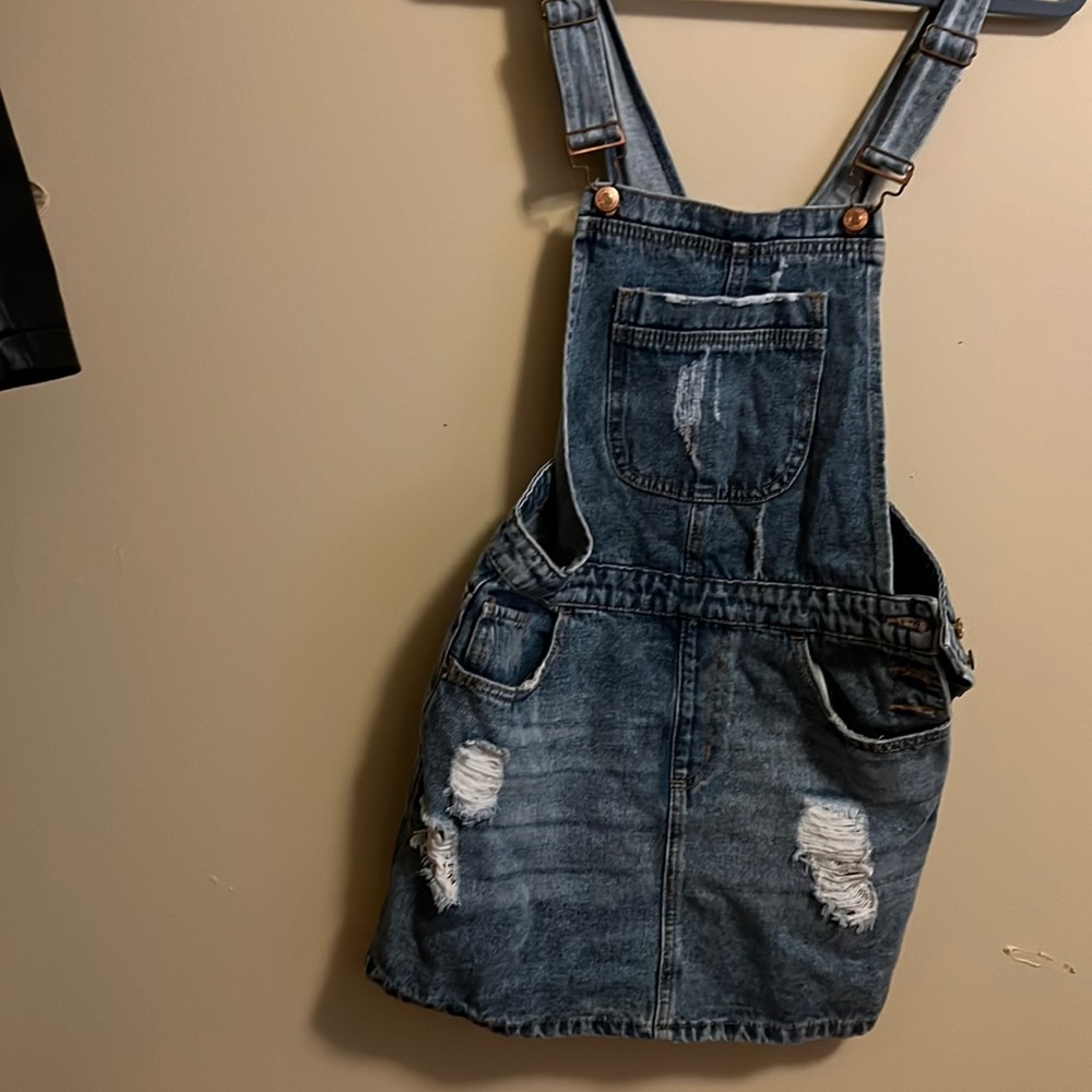 Nice overalls dress worn 1 true to size medium!